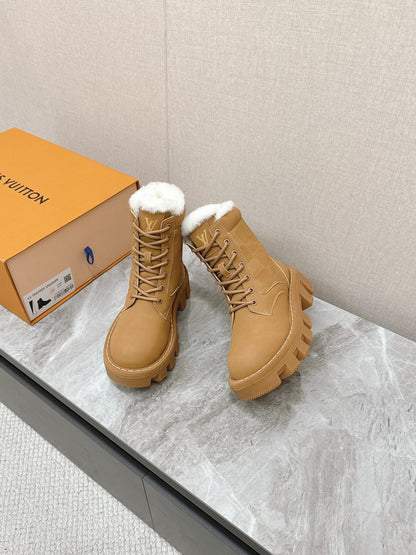 LOUIS VUITTON MARTIN ANKLE BOOTS IN PEANUT BROWN SUEDE AND WHITE SHEARLING LINING
