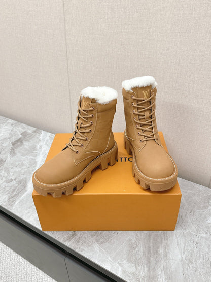 LOUIS VUITTON MARTIN ANKLE BOOTS IN PEANUT BROWN SUEDE AND WHITE SHEARLING LINING