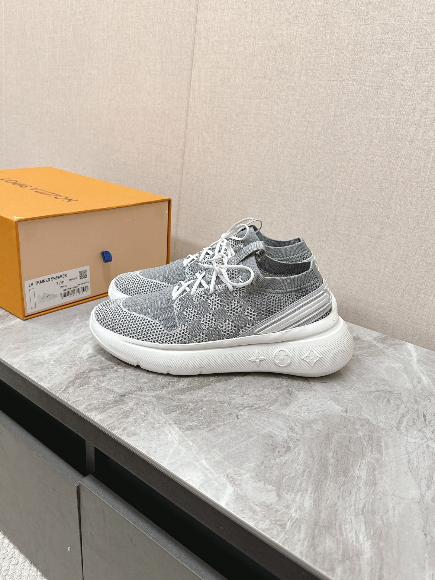 LOUIS VUITTON SNEAKERS IN DOVE GRAY DAMIER ELASTIC FABRIC