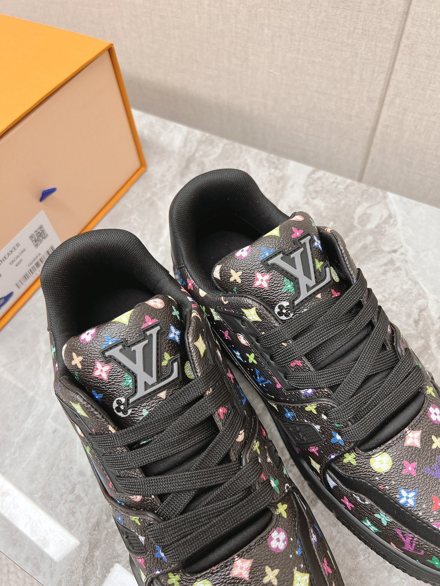 LOUIS VUITTON TRAINER SNEAKER IN BLACK MIX COLORFUL CALFSKIN