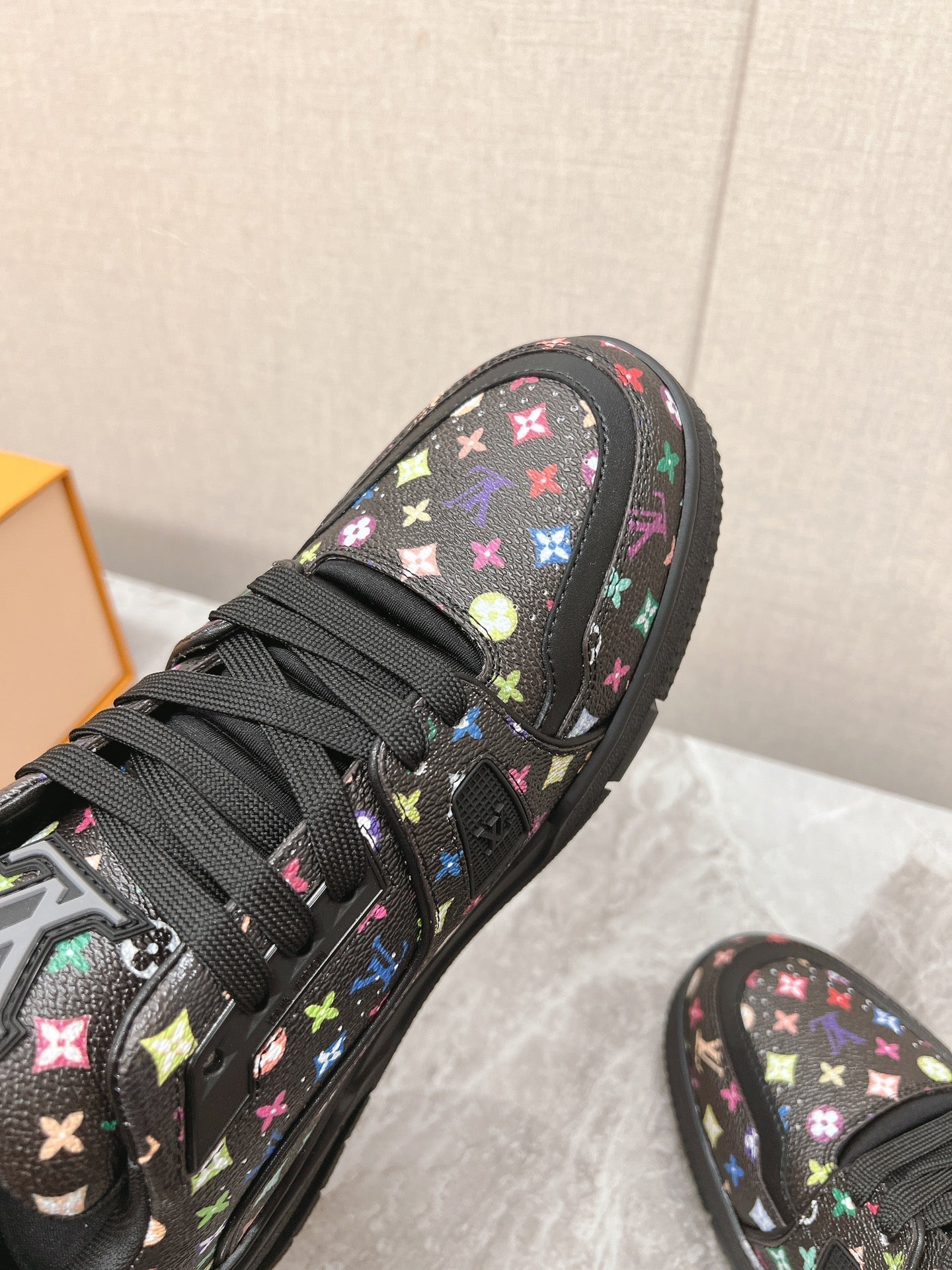 LOUIS VUITTON TRAINER SNEAKER IN BLACK MIX COLORFUL CALFSKIN