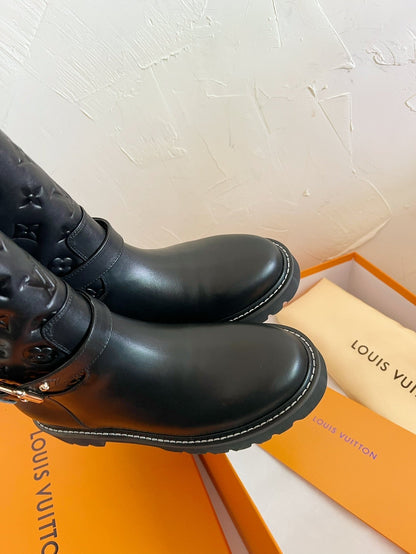 LOUIS VUITTON TERRITORY FLAT ANKLE BOOT IN BLACK EMBOSSED CALFSKIN