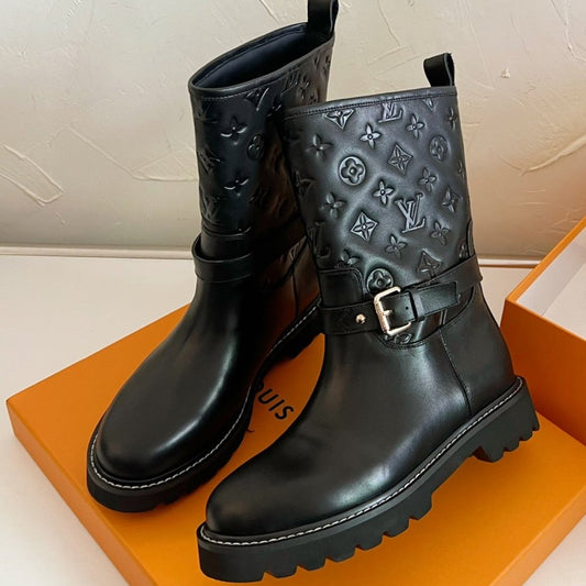 LOUIS VUITTON TERRITORY FLAT ANKLE BOOT IN BLACK EMBOSSED CALFSKIN