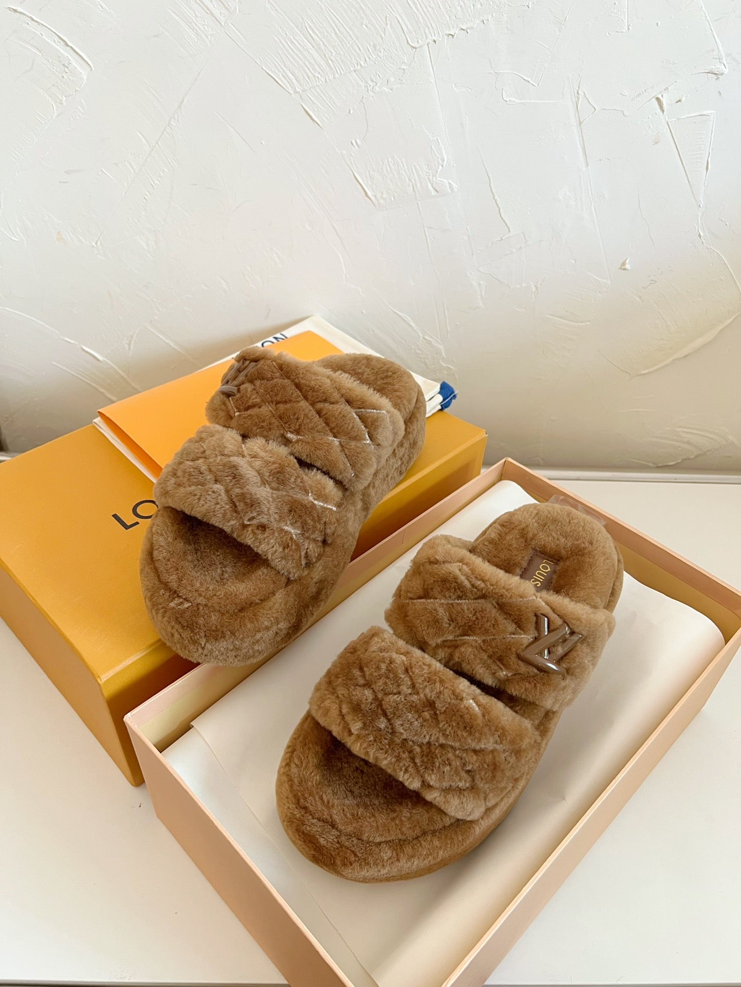 LOUIS VUITTON LV SUNSET PLATFORM COMFORT MULE IN CHOCOLATE BROWN SHEARLING