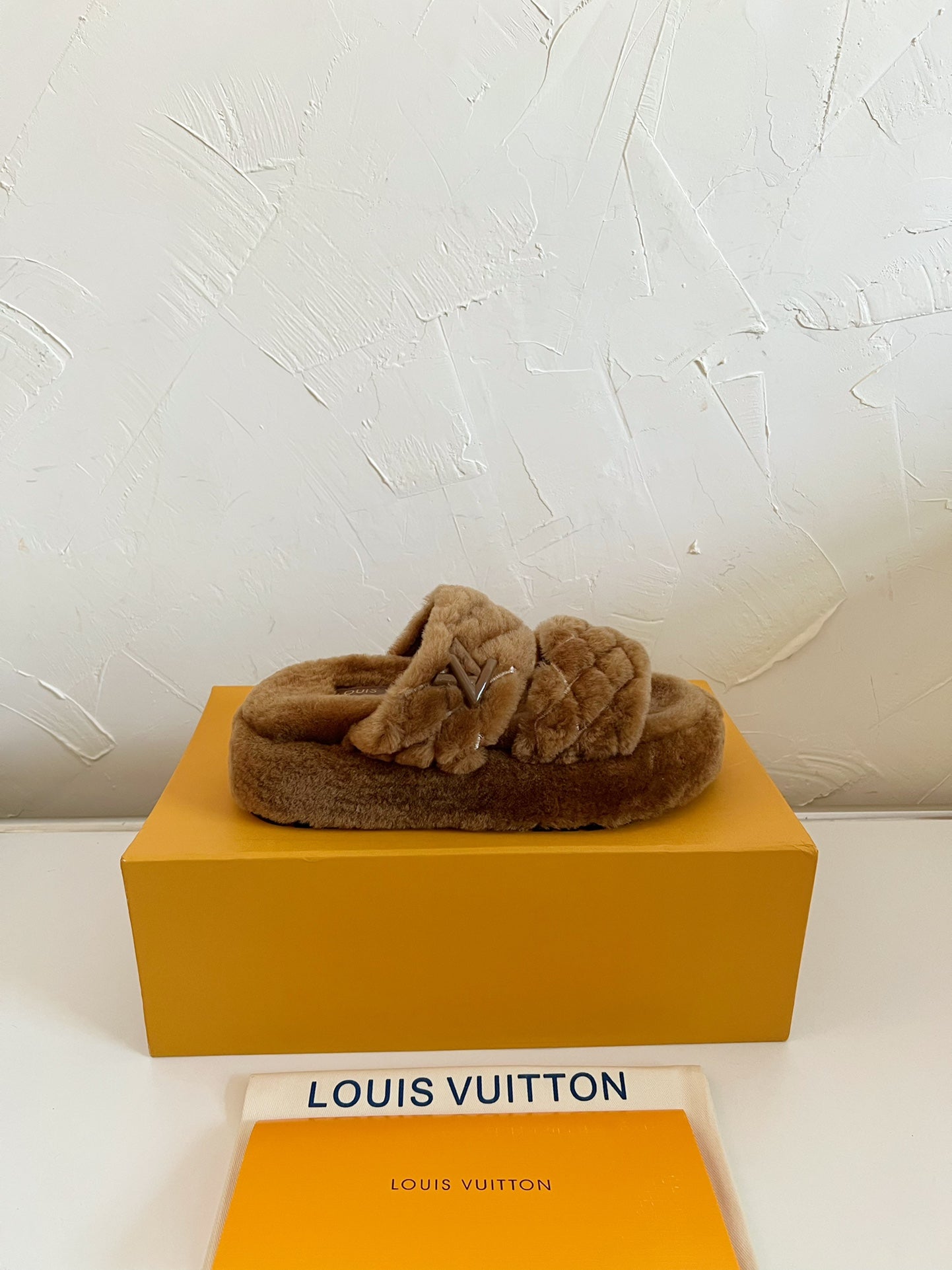 LOUIS VUITTON LV SUNSET PLATFORM COMFORT MULE IN CHOCOLATE BROWN SHEARLING