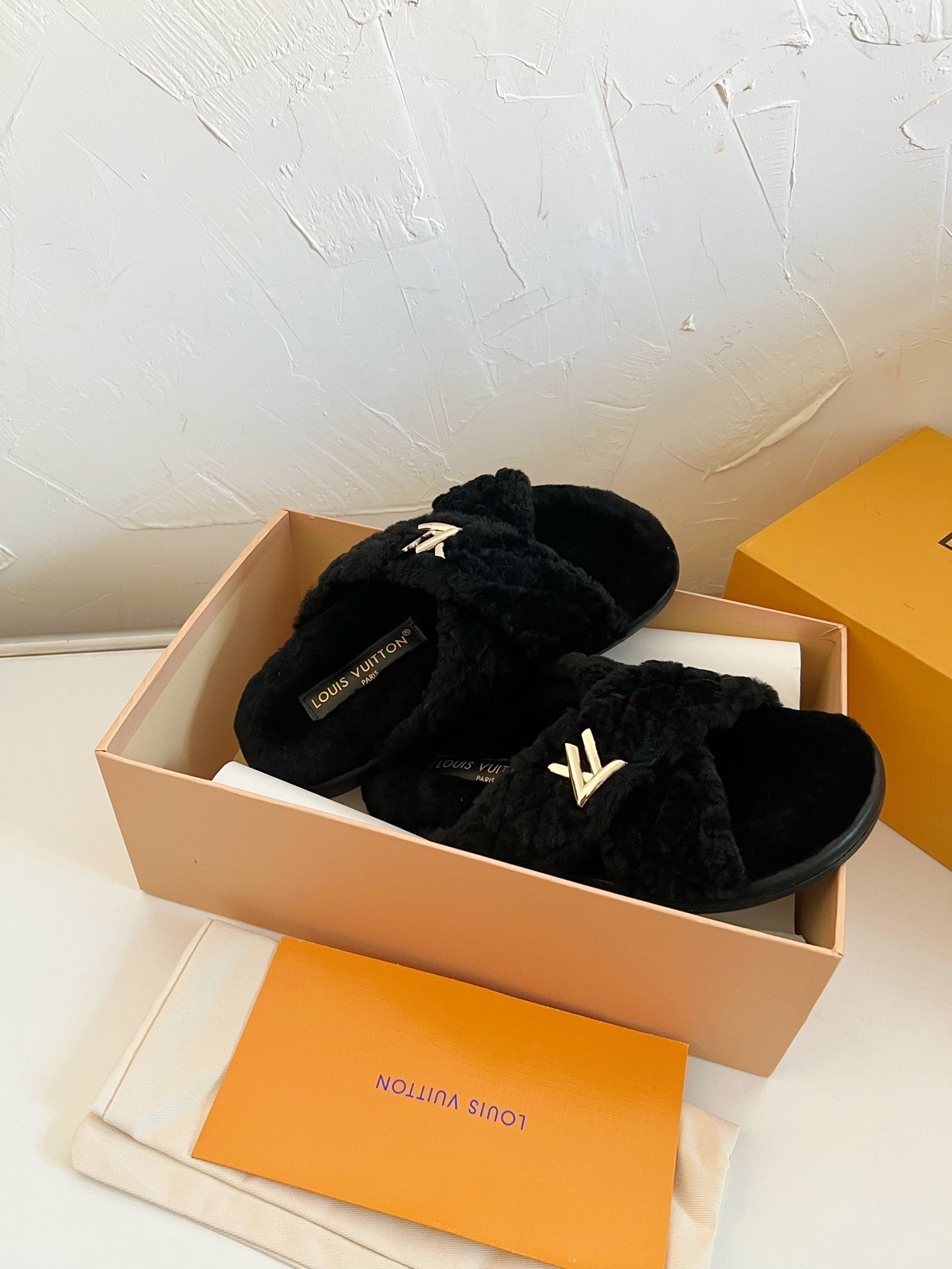 LOUIS VUITTON LV BLISS COMFORT MULE IN BLACK SHEARLING