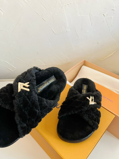 LOUIS VUITTON LV BLISS COMFORT MULE IN BLACK SHEARLING