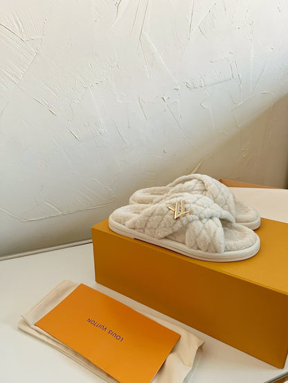 LOUIS VUITTON LV BLISS COMFORT MULE IN BEIGE SHEARLING