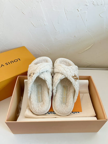 LOUIS VUITTON LV BLISS COMFORT MULE IN BEIGE SHEARLING