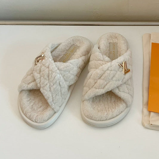 LOUIS VUITTON LV BLISS COMFORT MULE IN BEIGE SHEARLING