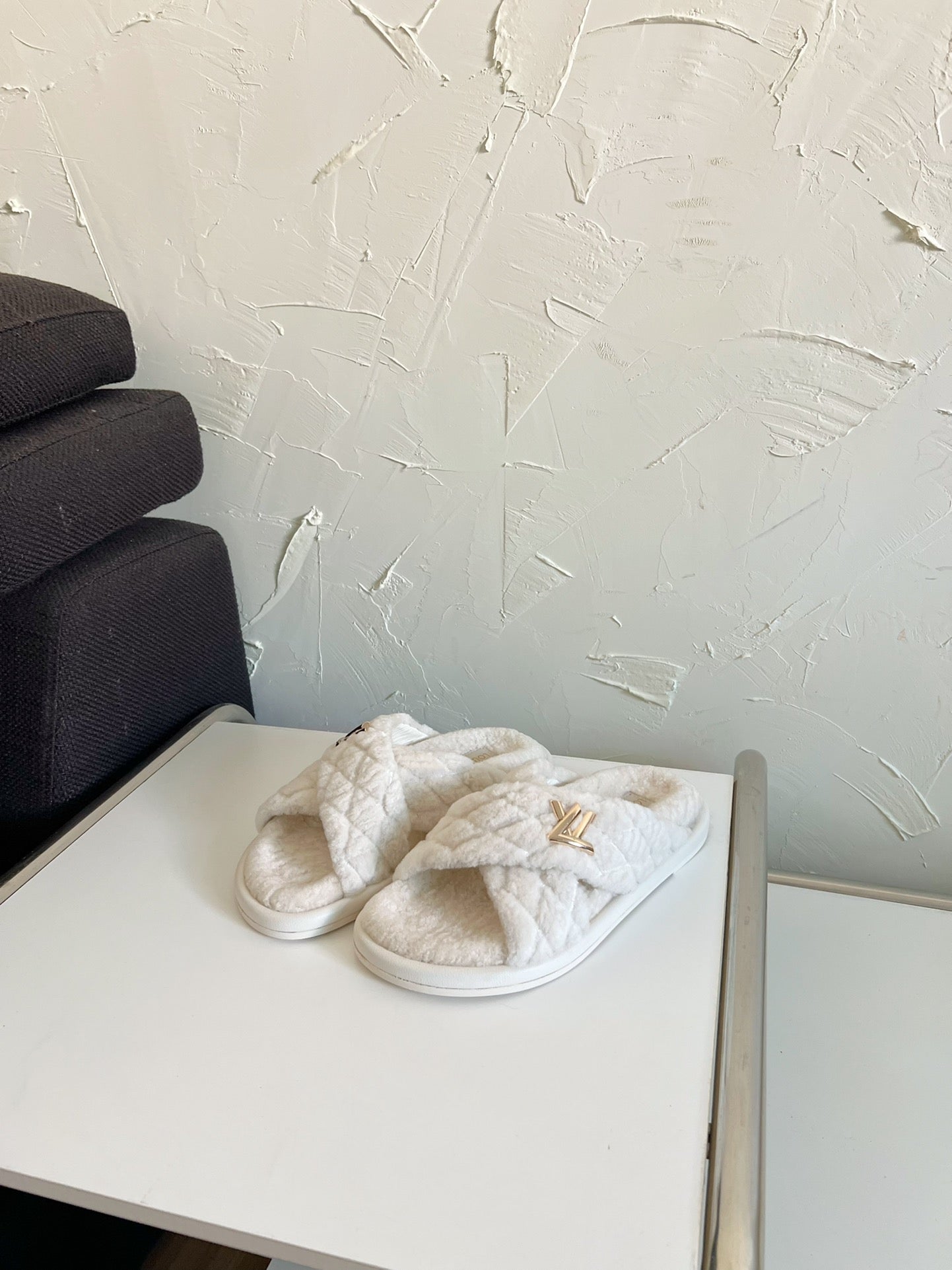 LOUIS VUITTON LV BLISS COMFORT MULE IN BEIGE SHEARLING