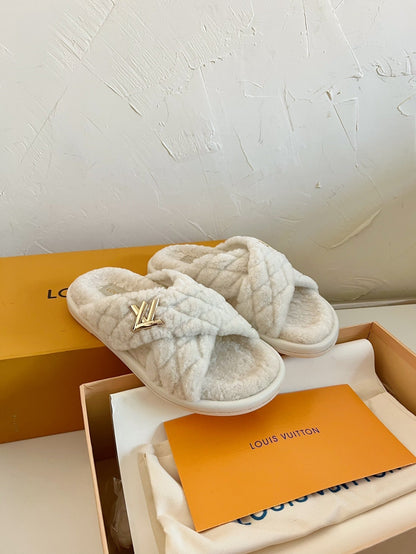LOUIS VUITTON LV BLISS COMFORT MULE IN BEIGE SHEARLING