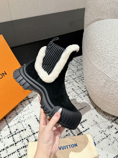 LOUIS VUITTON RUBY FLAT ANKLE BOOT IN BLACK SUEDE WITH WHITE SHEARLING