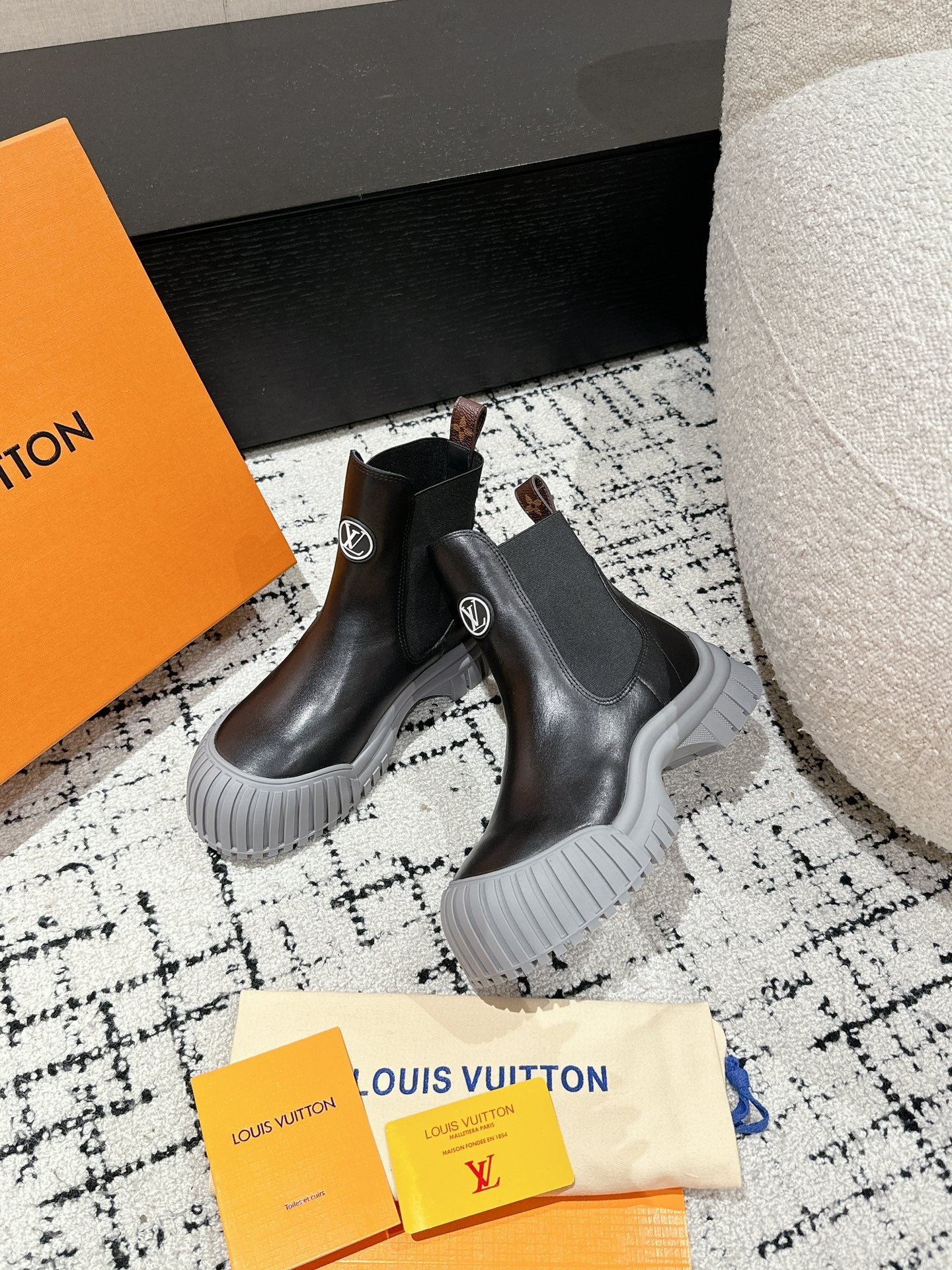 LOUIS VUITTON RUBY BOOTS IN BLACK AND CLOUD GRAY CALFSKIN