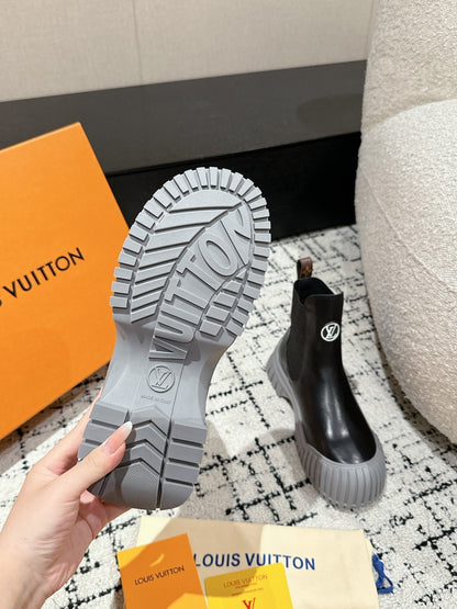LOUIS VUITTON RUBY BOOTS IN BLACK AND CLOUD GRAY CALFSKIN