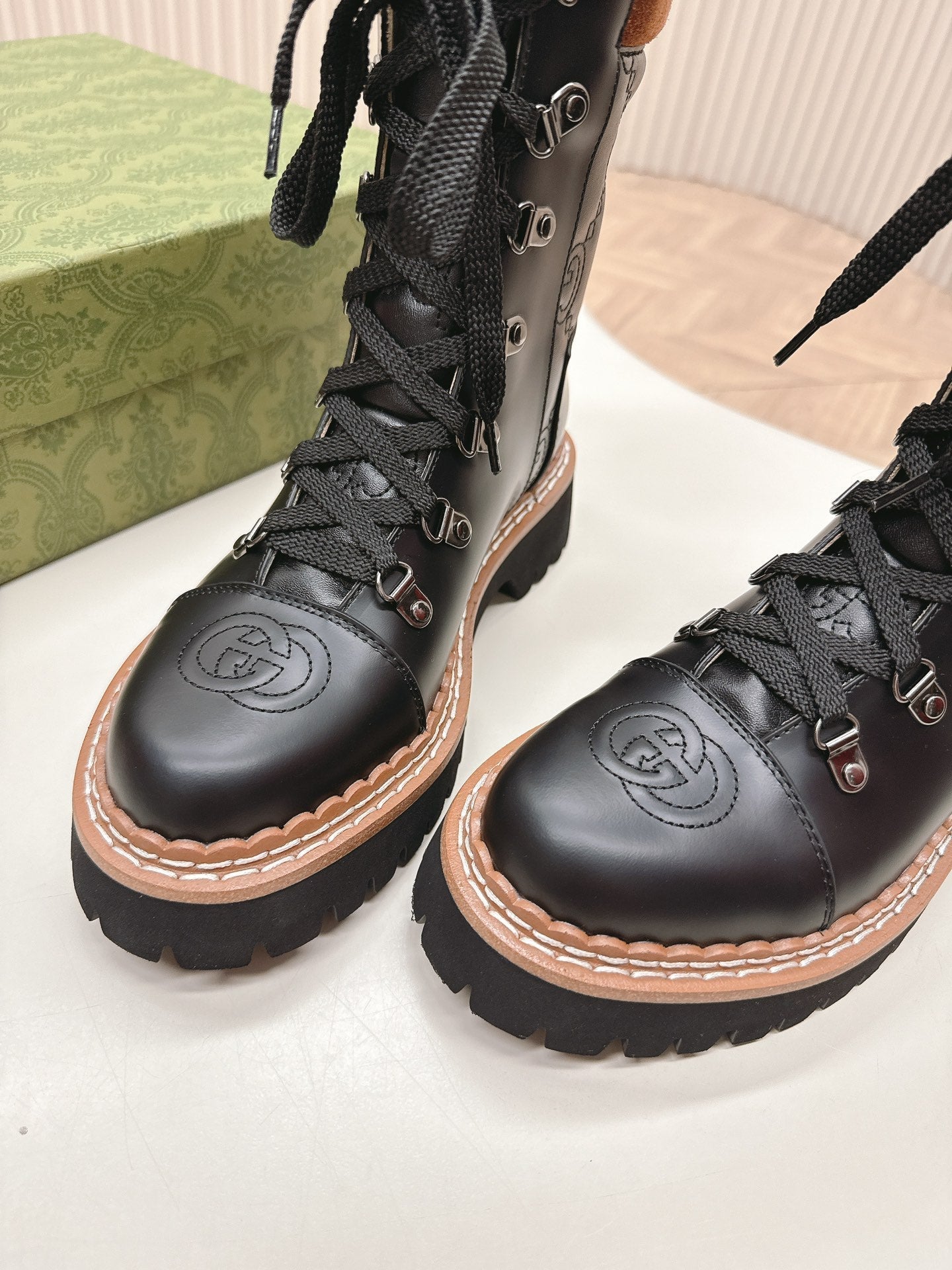 GUCCI MARTIN LACE-UP ANKLE BOOTS IN BLACK EMBOSSED CALFSKIN MIX BROWN SUEDE