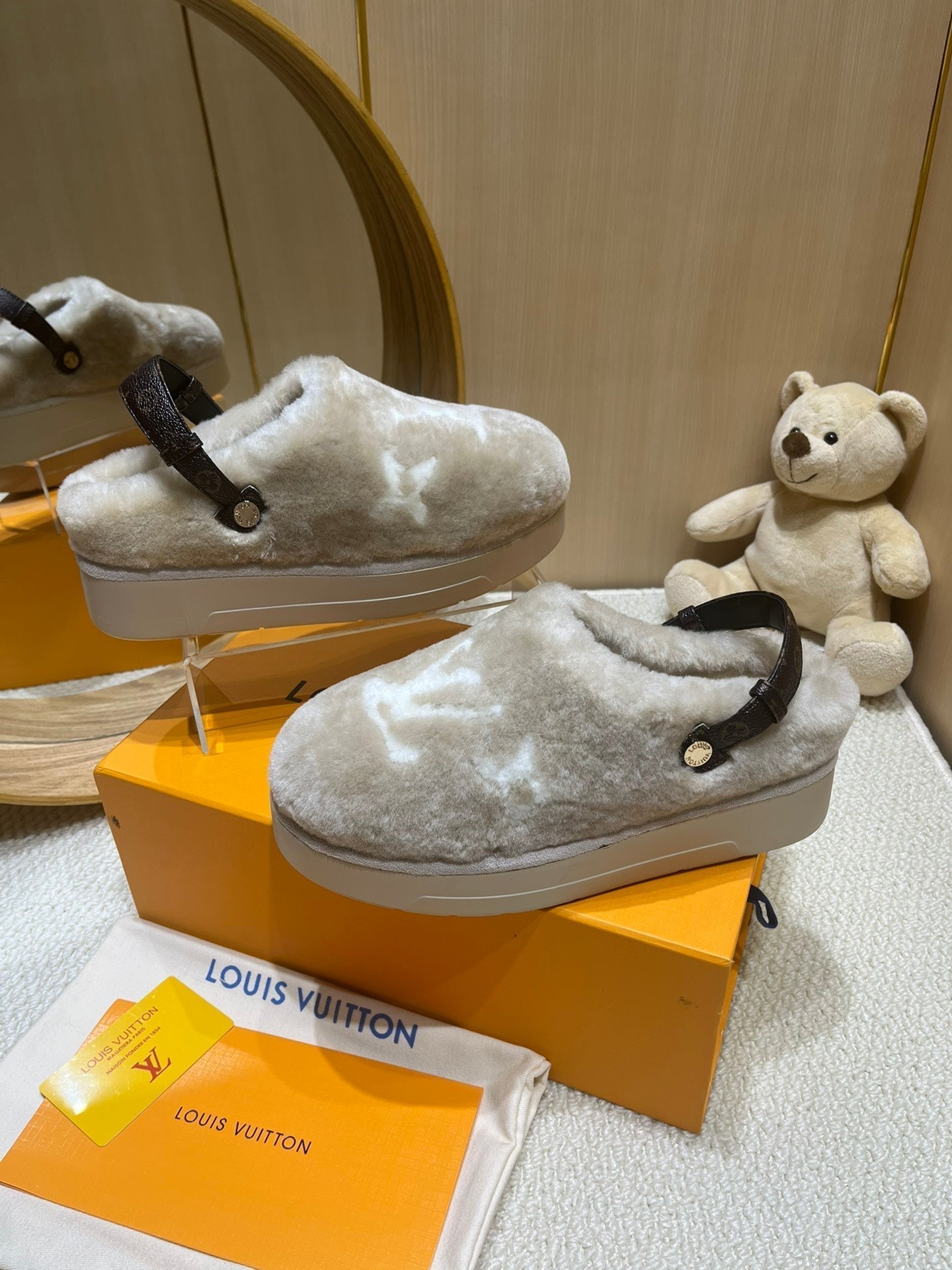 LOUIS VUITTON ASPEN COMFORT CLOG IN KHAKI BEIGE MIX WHITE FLEECE
