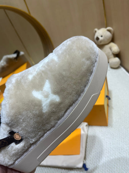 LOUIS VUITTON ASPEN COMFORT CLOG IN KHAKI BEIGE MIX WHITE FLEECE