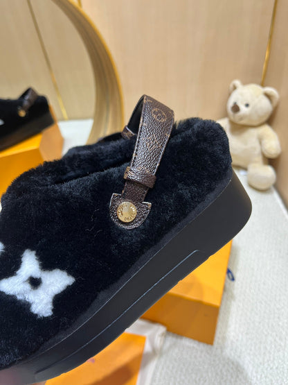 LOUIS VUITTON ASPEN COMFORT CLOG IN BLACK MIX WHITE FLEECE