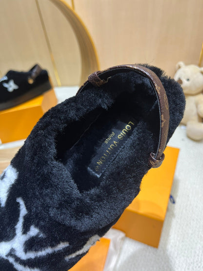 LOUIS VUITTON ASPEN COMFORT CLOG IN BLACK MIX WHITE FLEECE