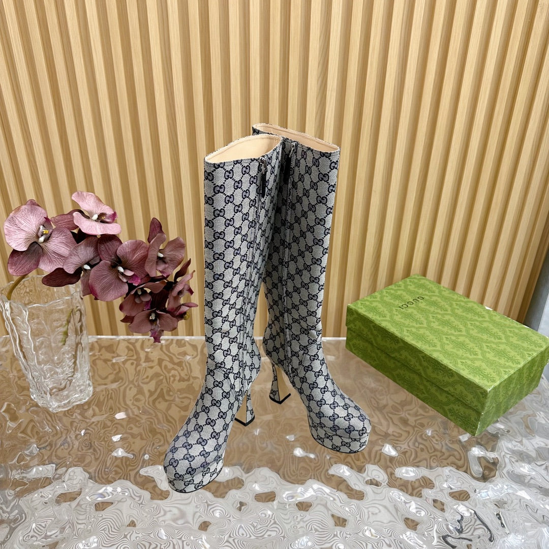 GUCCI PLATFORM KNEE BOOTS IN LIGHT GRAY MONOGRAM CANVAS AND SHEEPSKIN LINING