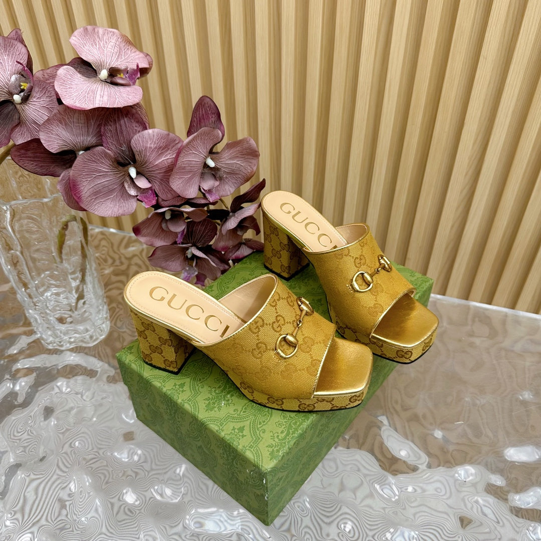 GUCCI HORSEBIT SLIDE SANDAL IN GOLD MONOGRAM CANVAS AND SHEEPSKIN LINING