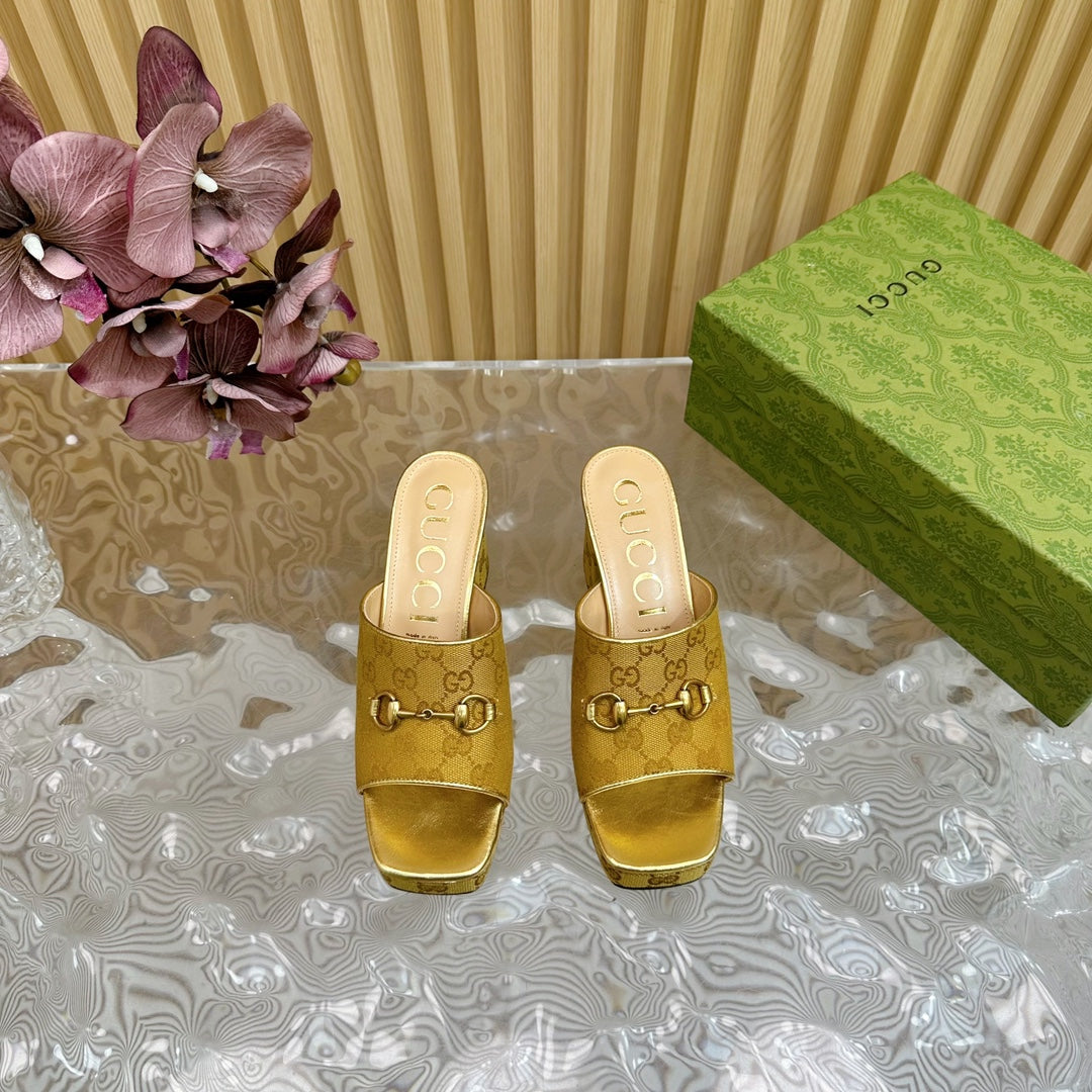 GUCCI HORSEBIT SLIDE SANDAL IN GOLD MONOGRAM CANVAS AND SHEEPSKIN LINING
