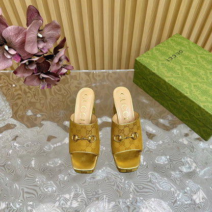 GUCCI HORSEBIT SLIDE SANDAL IN GOLD MONOGRAM CANVAS AND SHEEPSKIN LINING