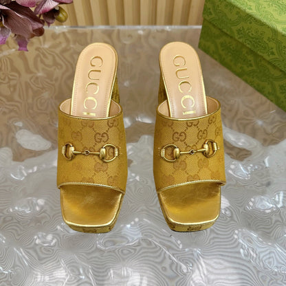 GUCCI HORSEBIT SLIDE SANDAL IN GOLD MONOGRAM CANVAS AND SHEEPSKIN LINING