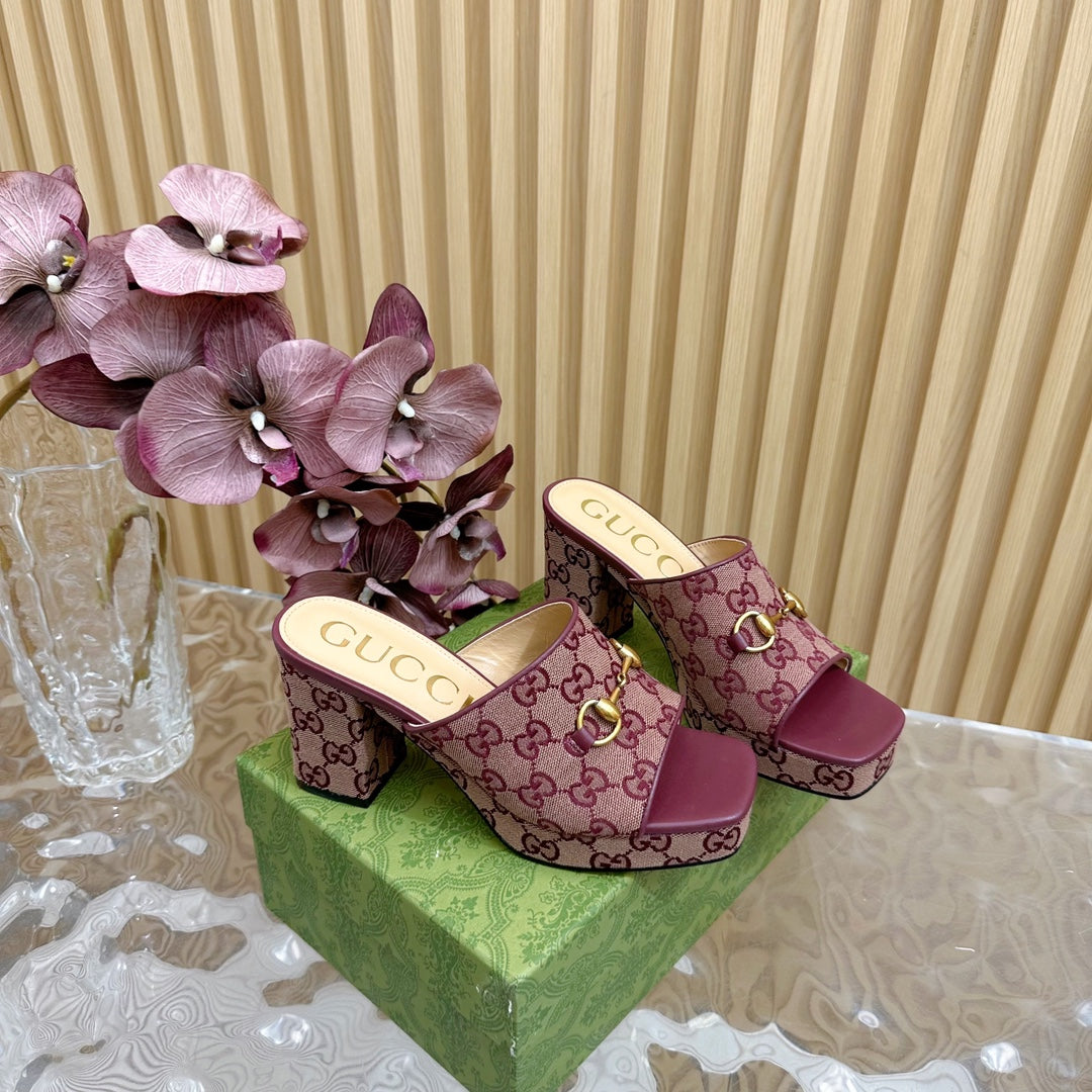 GUCCI HORSEBIT SLIDE SANDAL IN WINE RED MONOGRAM CANVAS AND SHEEPSKIN LINING