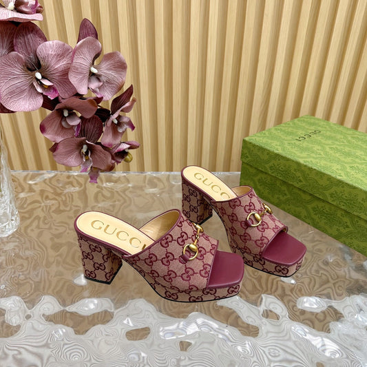 GUCCI HORSEBIT SLIDE SANDAL IN WINE RED MONOGRAM CANVAS AND SHEEPSKIN LINING