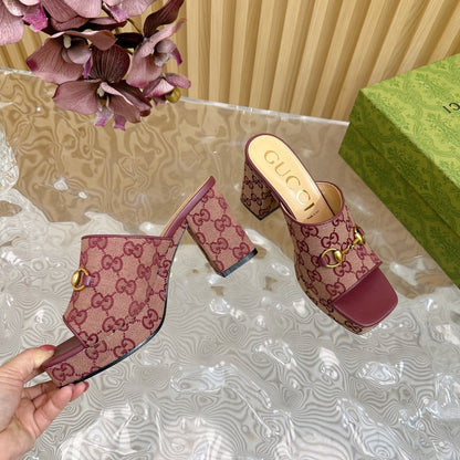 GUCCI HORSEBIT SLIDE SANDAL IN WINE RED MONOGRAM CANVAS AND SHEEPSKIN LINING