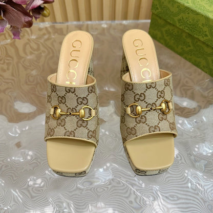 GUCCI HORSEBIT SLIDE SANDAL IN ECRU BEIGE MONOGRAM CANVAS AND SHEEPSKIN LINING