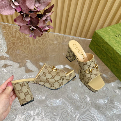 GUCCI HORSEBIT SLIDE SANDAL IN ECRU BEIGE MONOGRAM CANVAS AND SHEEPSKIN LINING