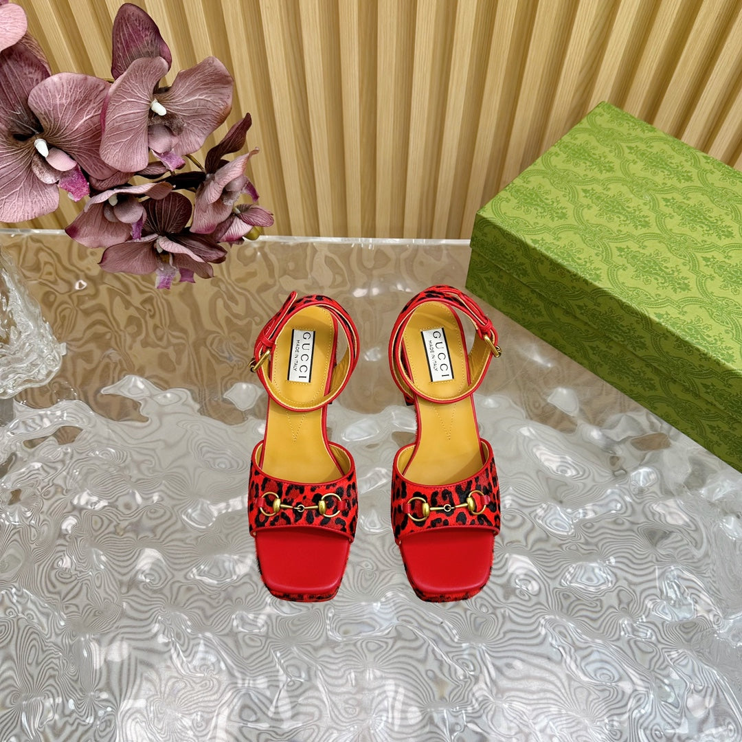 GUCCI HORSEBIT HIGH-HEEL SANDAL WITH LEOPARD PRINT IN RED VELVET AND CALFSKIN LINING
