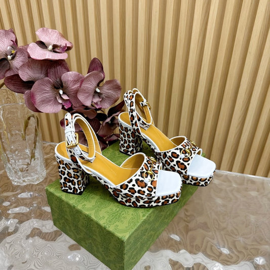 GUCCI HORSEBIT HIGH-HEEL SANDAL WITH LEOPARD PRINT IN WHITE VELVET AND CALFSKIN LINING