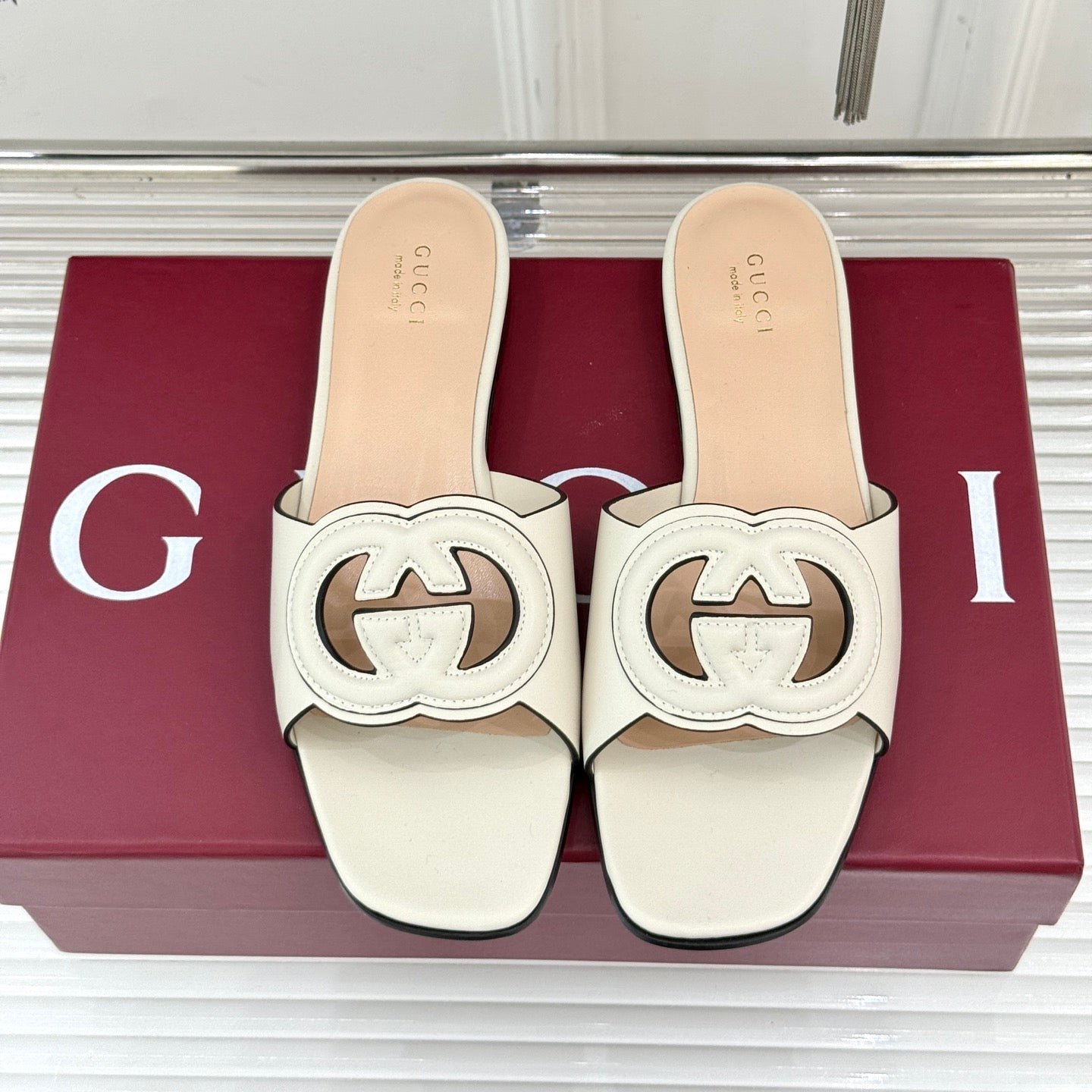 GUCCI SLIDE SANDALS IN CREAM WHITE CALFSKIN