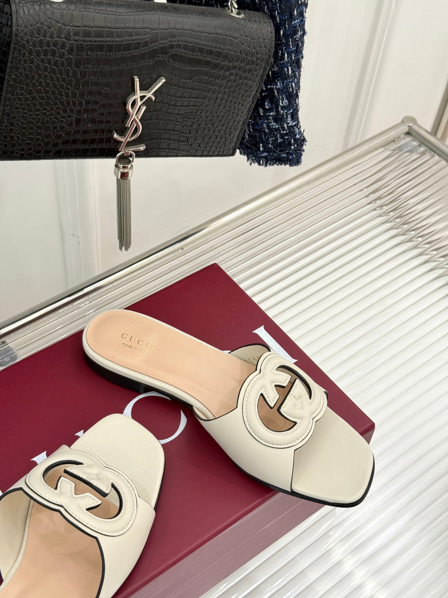 GUCCI SLIDE SANDALS IN CREAM WHITE CALFSKIN
