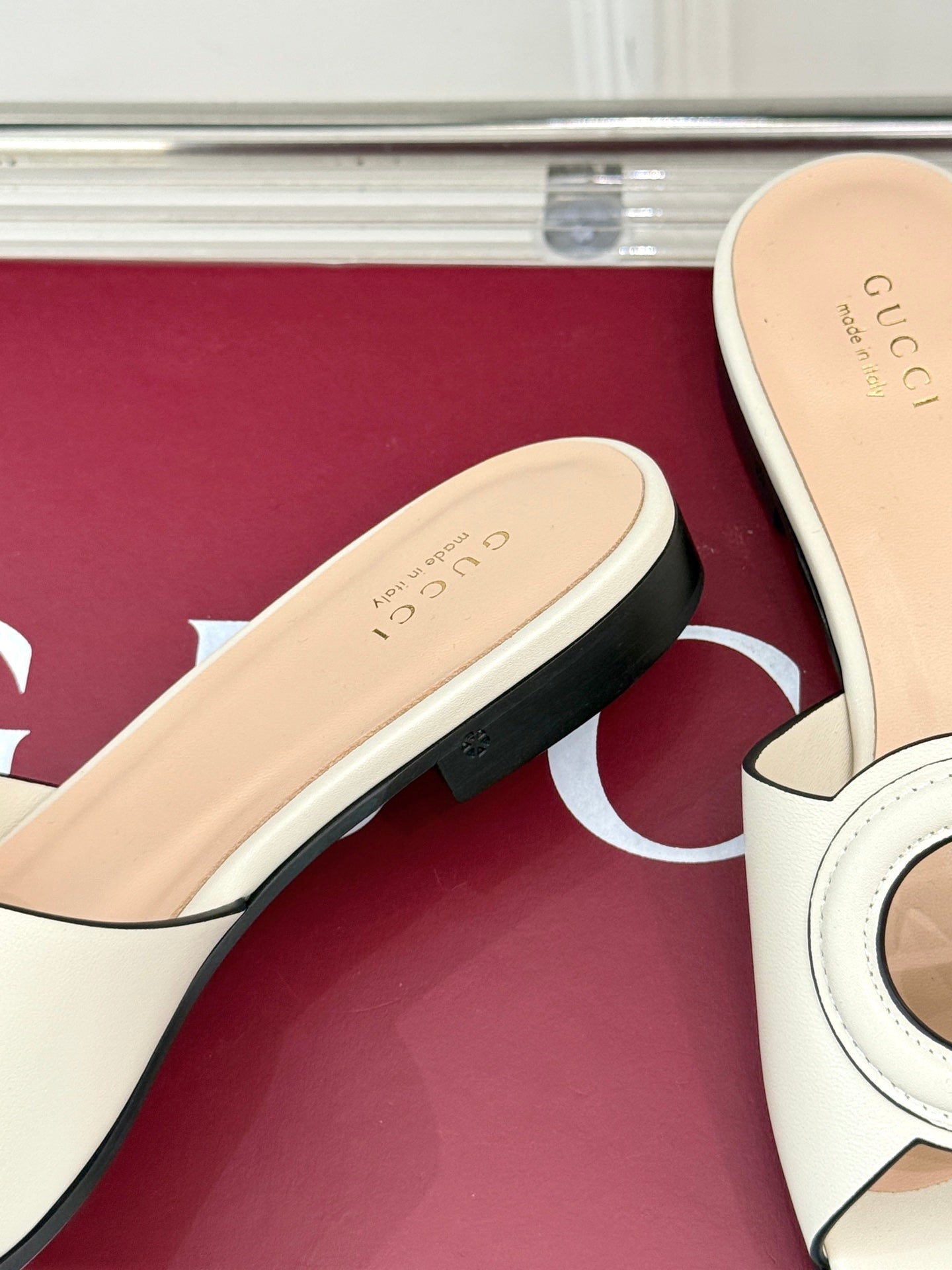 GUCCI SLIDE SANDALS IN CREAM WHITE CALFSKIN