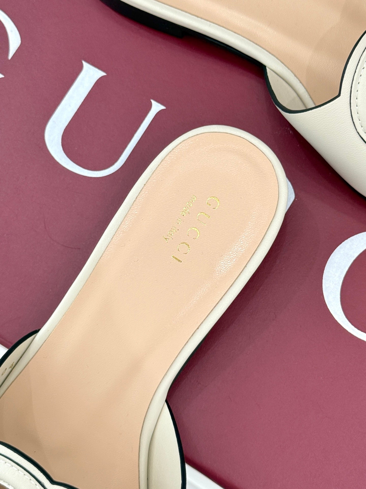 GUCCI SLIDE SANDALS IN CREAM WHITE CALFSKIN