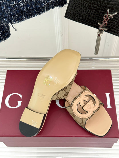 GUCCI SLIDE SANDALS IN BEIGE CALFSKIN