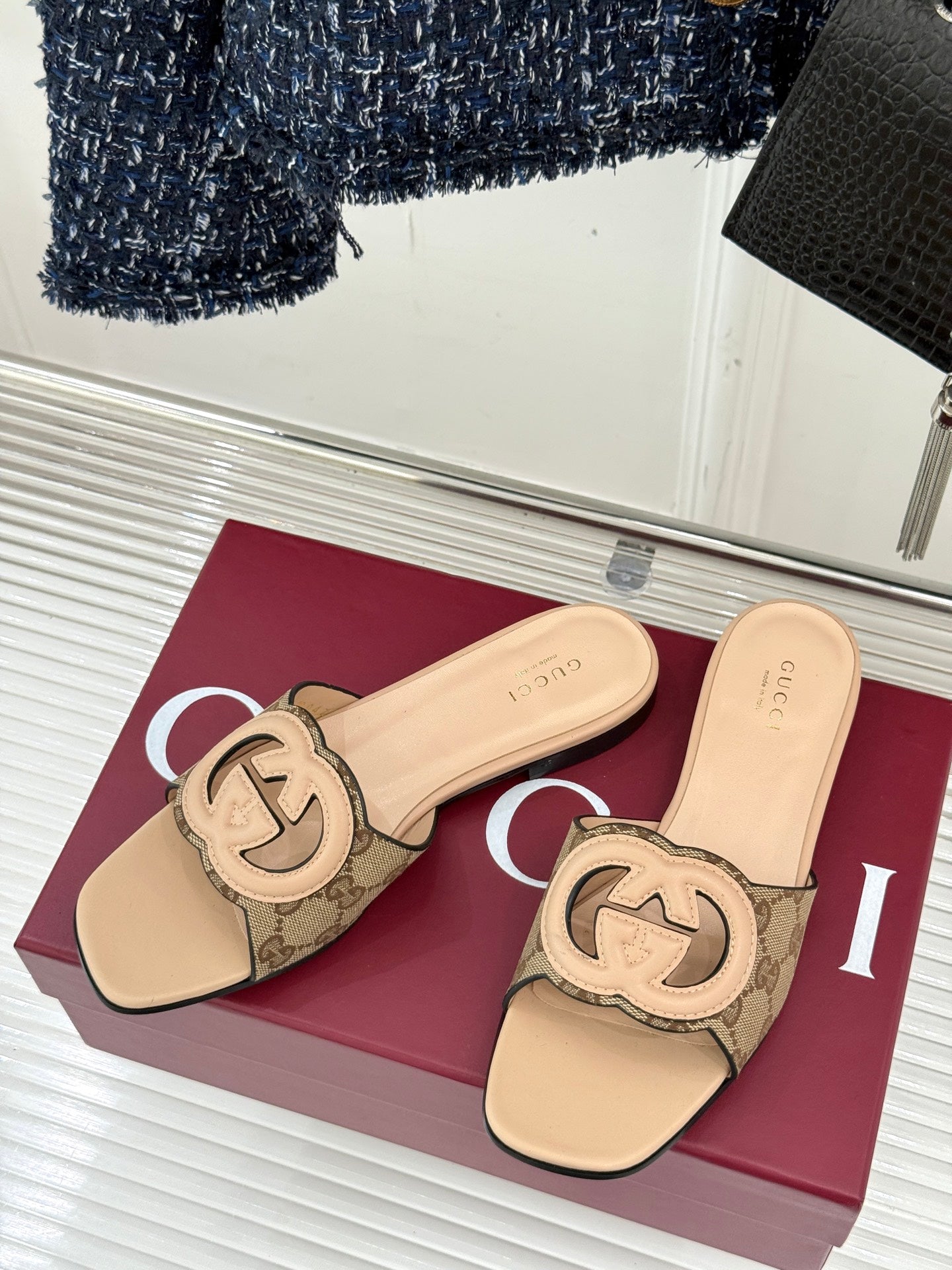 GUCCI SLIDE SANDALS IN BEIGE CALFSKIN