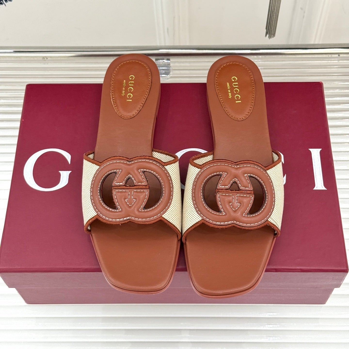 GUCCI SLIDE SANDALS IN BROWN AND CREAM WHITE CALFSKIN