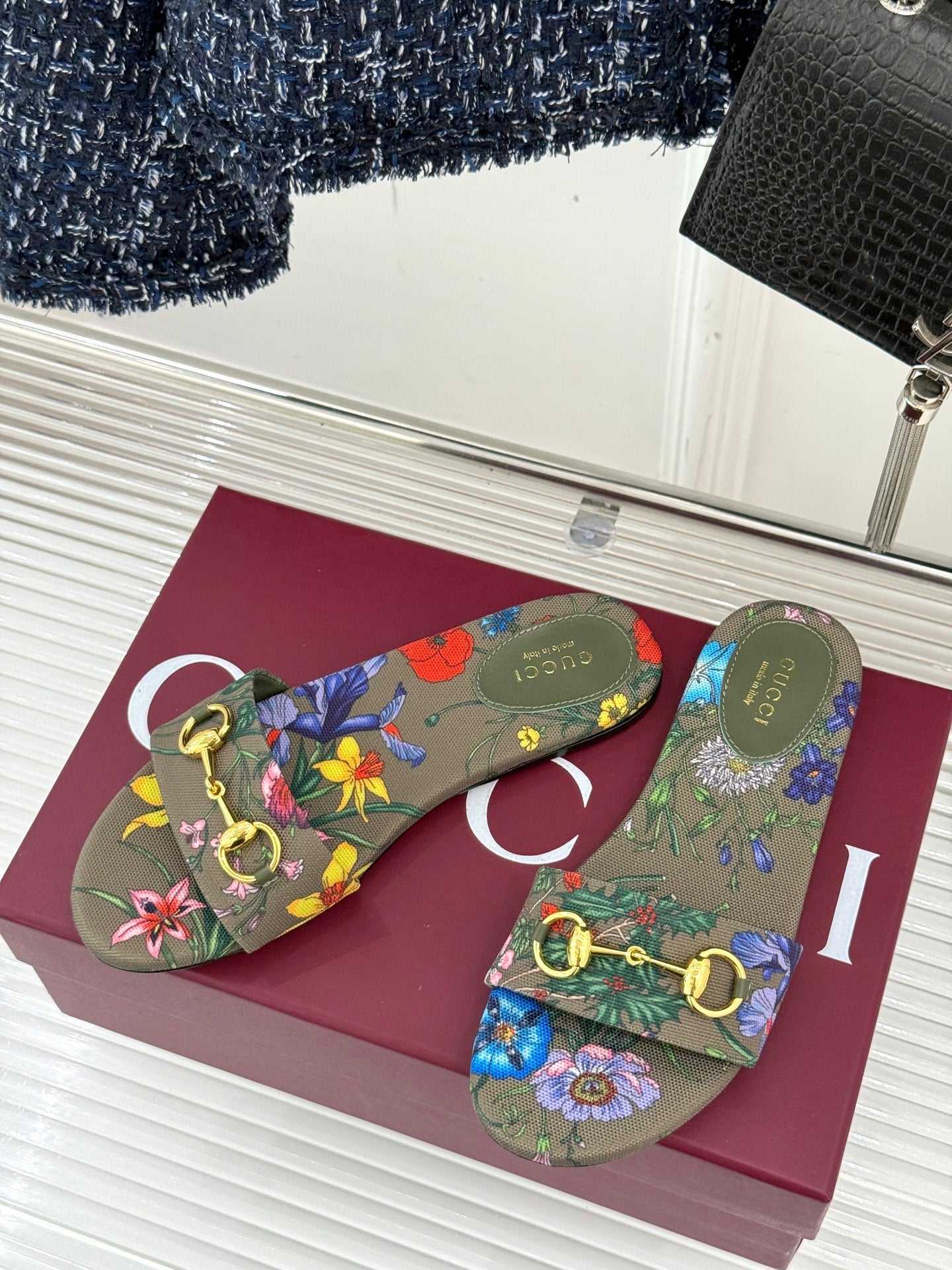 GUCCI SLIDE SANDALS IN WARM BEIGE FABRIC FLORAL AND LEAF PRINT