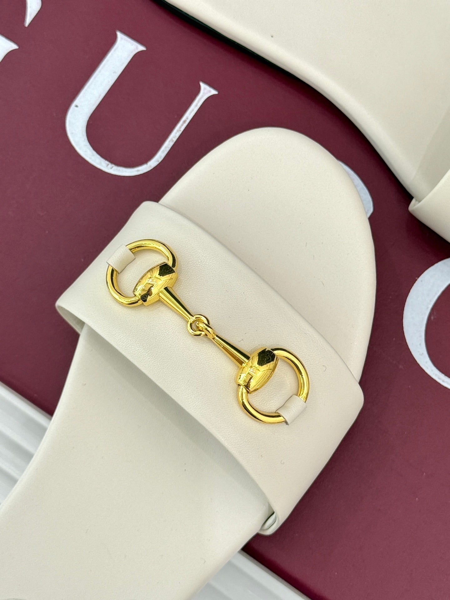 GUCCI SLIDE SANDALS IN WHITE CALFSKIN WITH GOLD HARDWARE