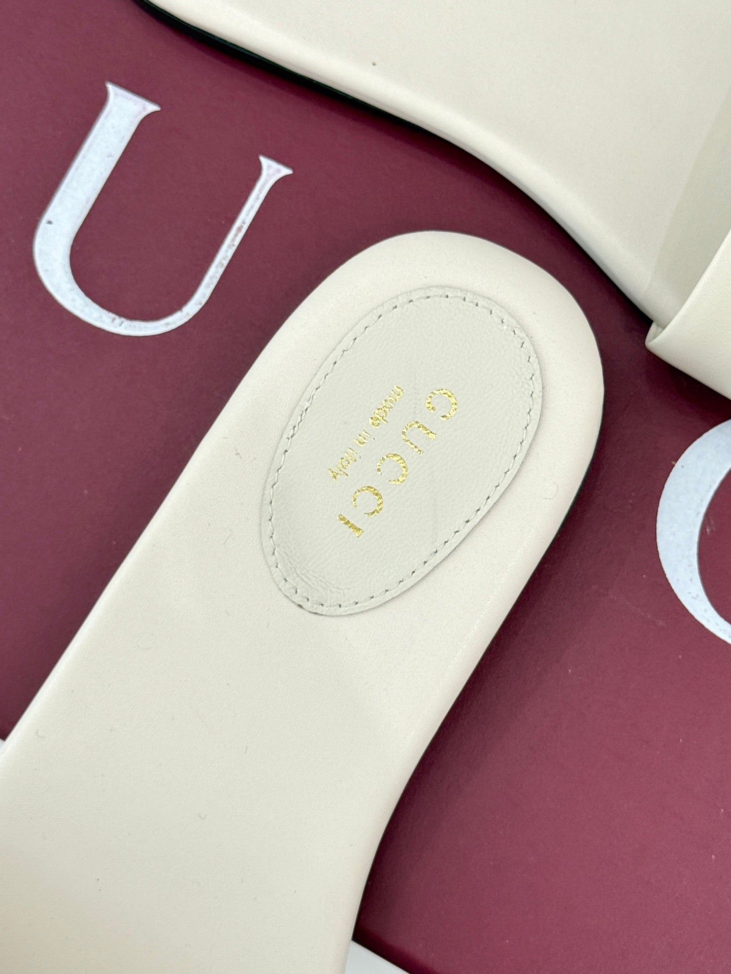 GUCCI SLIDE SANDALS IN WHITE CALFSKIN WITH GOLD HARDWARE