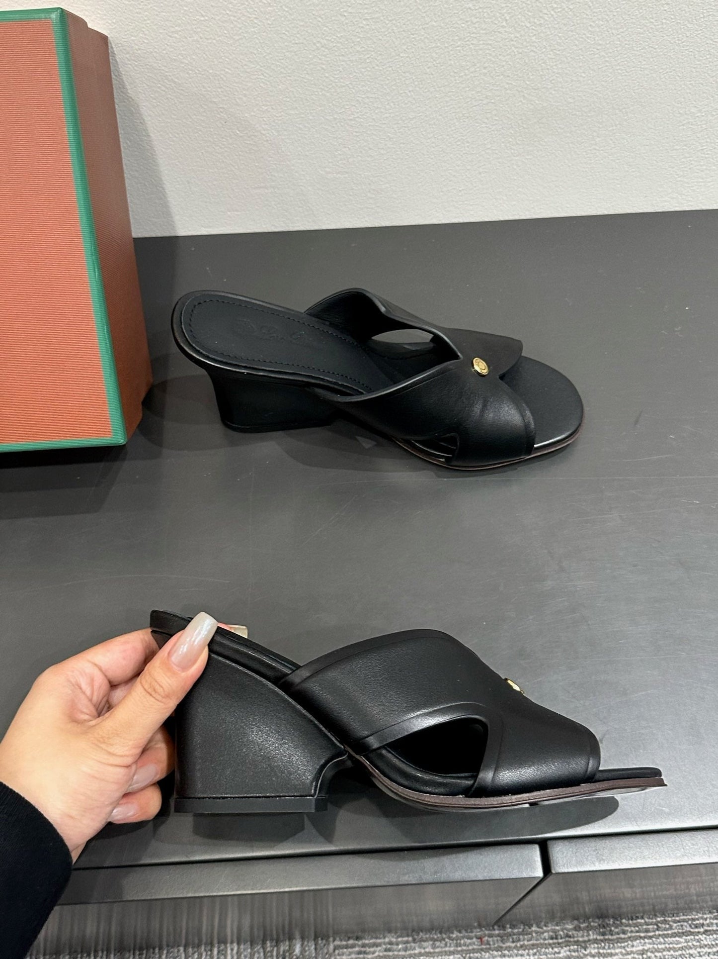 LP HIGH HEELS 25S IN BLACK LAMBSKIN