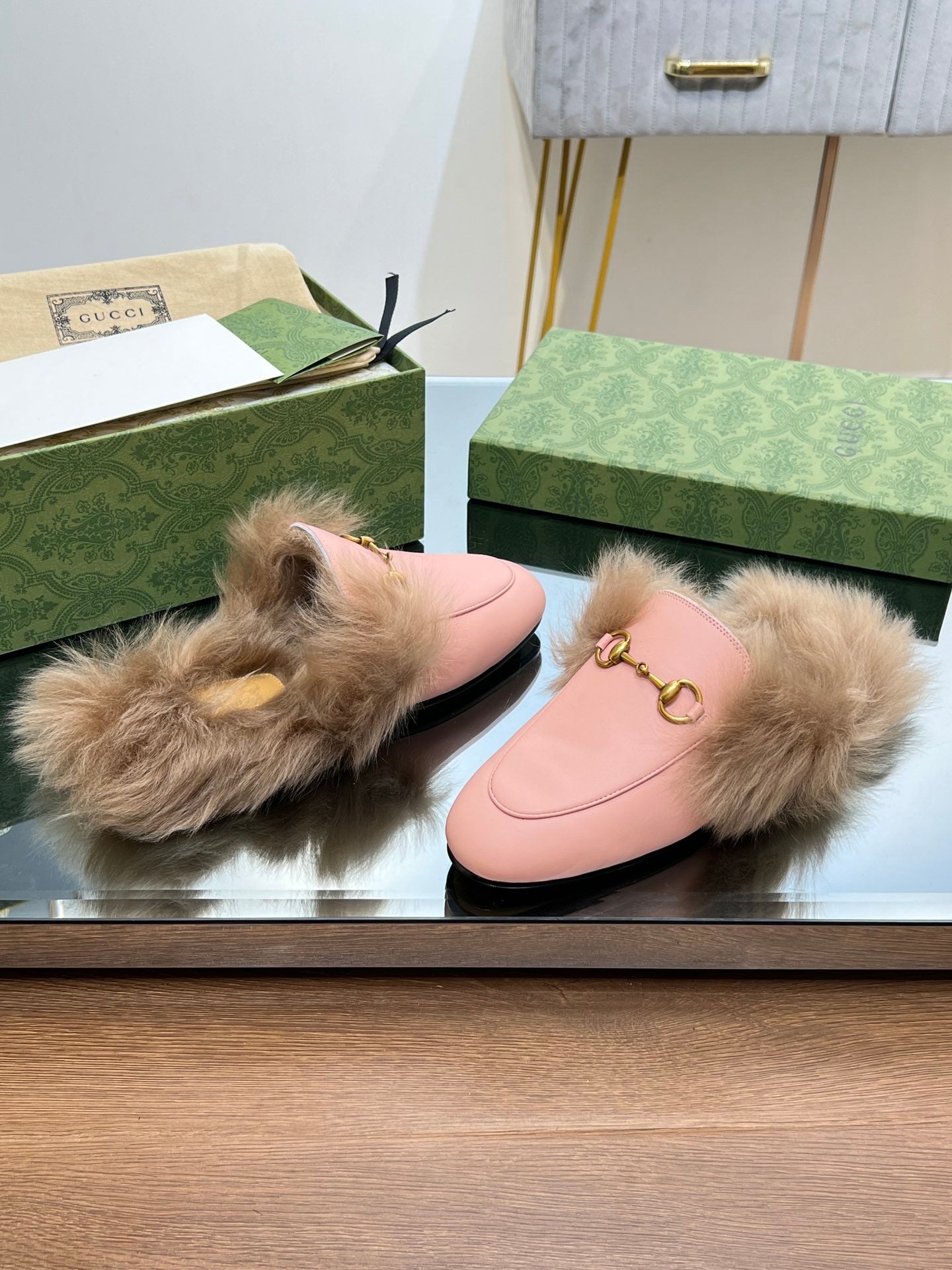 GUCCI HORSEBIT MULE IN LIGHT PINK CALFSKIN AND LAMB WOOL LINING