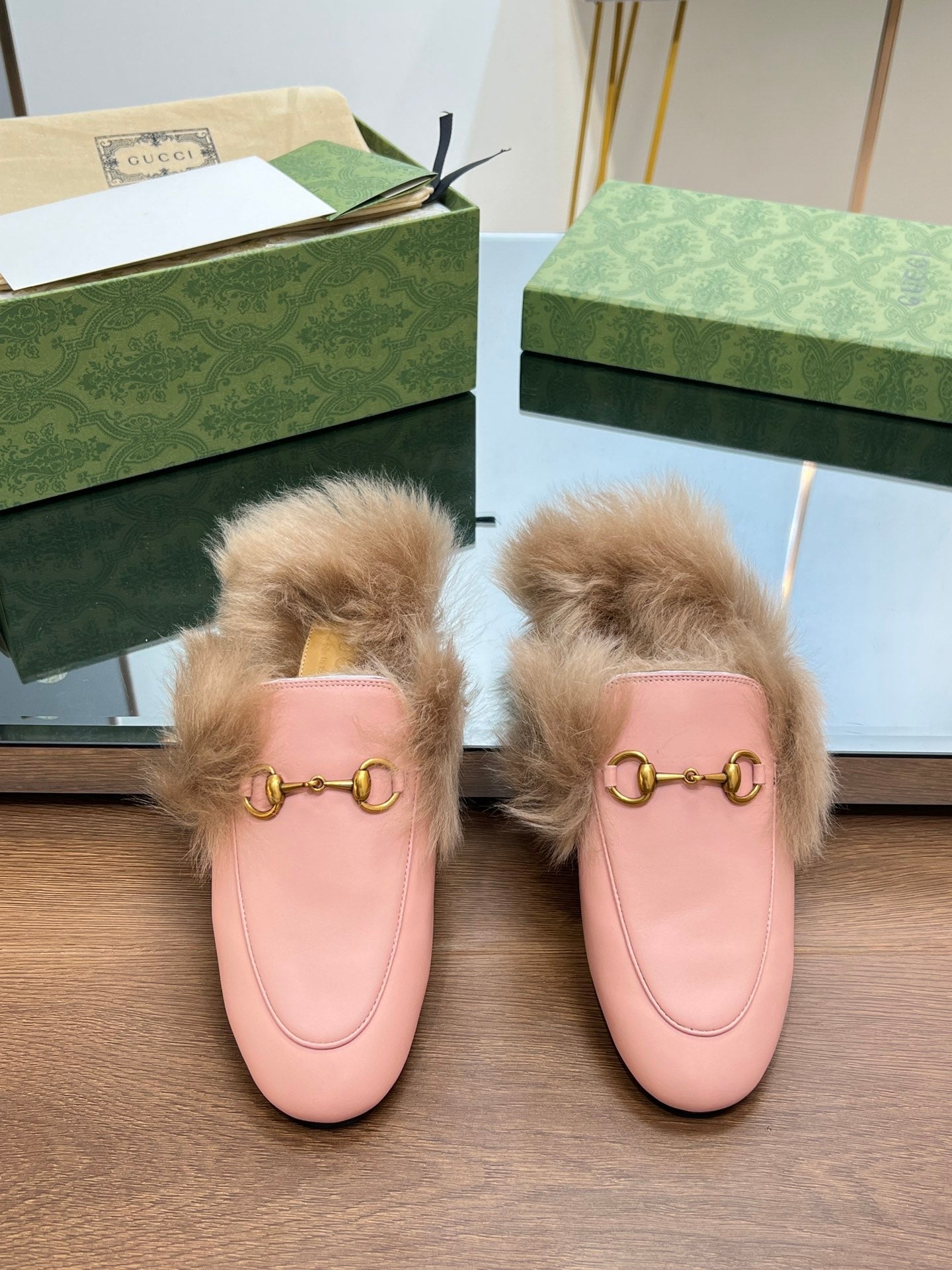 GUCCI HORSEBIT MULE IN LIGHT PINK CALFSKIN AND LAMB WOOL LINING