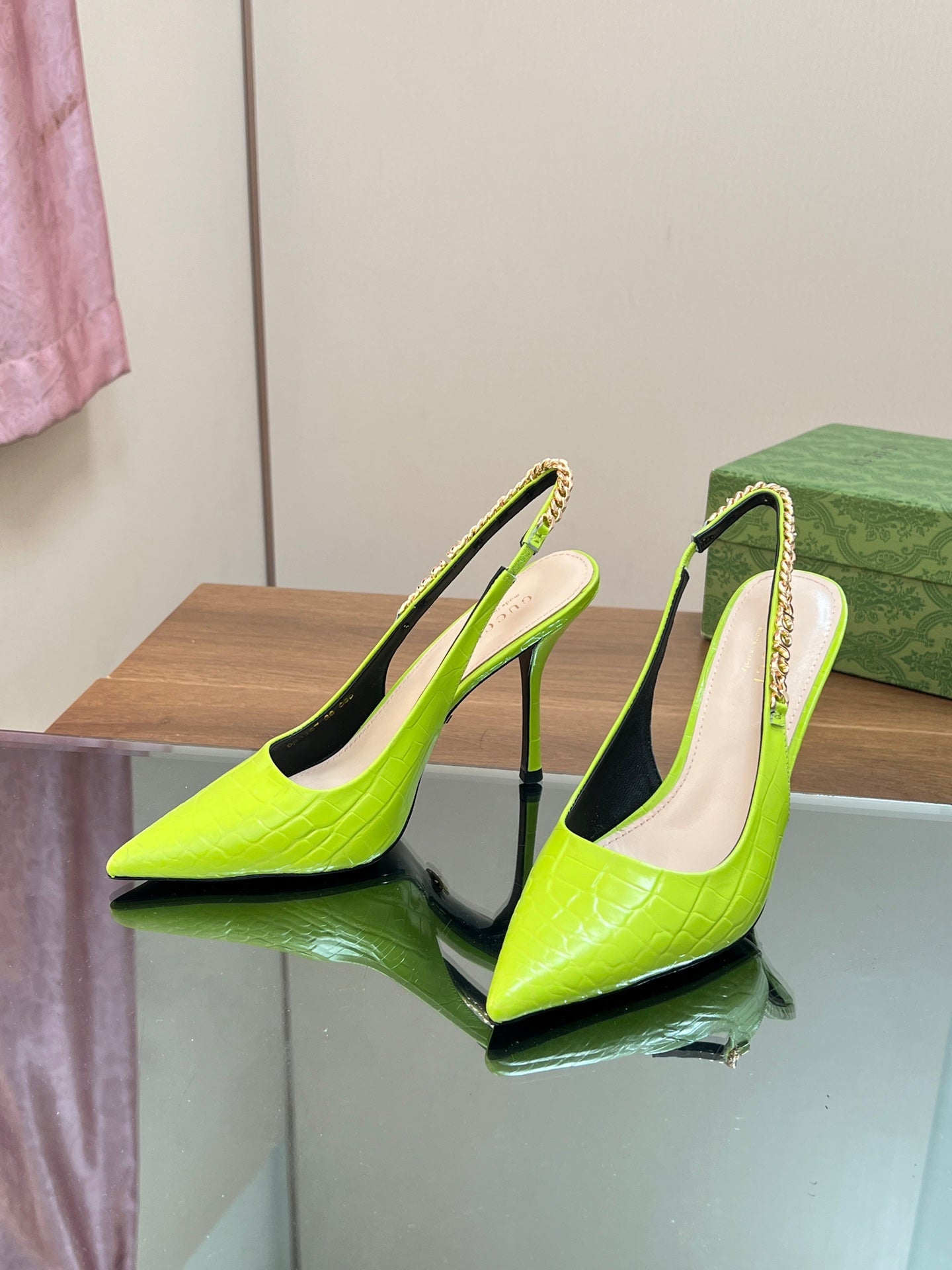 GUCCI SIGNORIA SLINGBACK PUMP CHARTREUSE CALFSKIN